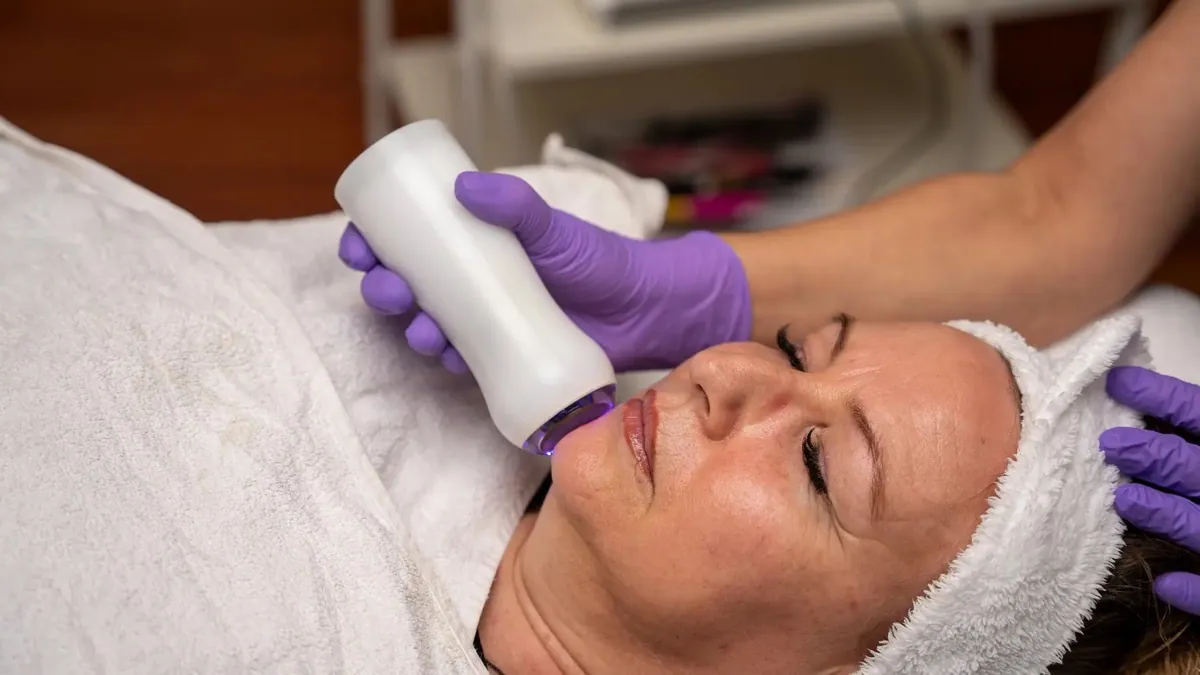 Ultraschall Anti-Aging Behandlung mit Lichttherapie im Kosmetikstudio Ludwigsburg
